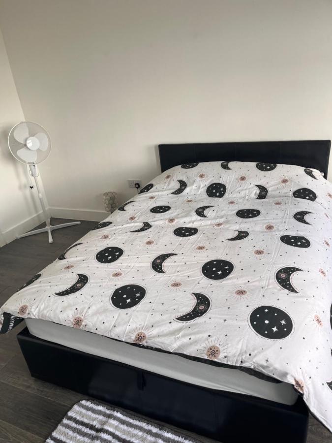 The Serviced Accommodations Харлоу Экстерьер фото